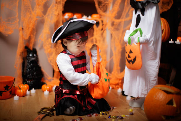 vestido de niña niño jugando en la fiesta de halloween - baby pirate costume toddler fotografías e imágenes de stock