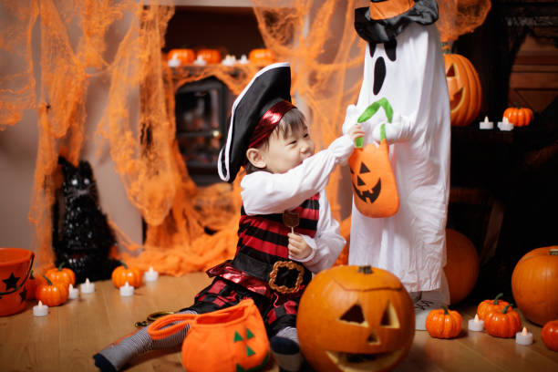 vestido de niña niño jugando en la fiesta de halloween - baby pirate costume toddler fotografías e imágenes de stock