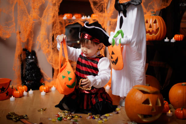 vestido de niña niño jugando en la fiesta de halloween - baby pirate costume toddler fotografías e imágenes de stock