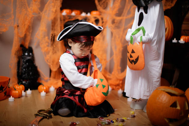 vestido de niña niño jugando en la fiesta de halloween - baby pirate costume toddler fotografías e imágenes de stock