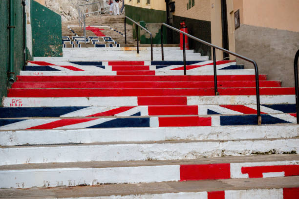 ジブラルタルのユニオン ジャックの塗装の手順 - elizabeth ii queen nobility british flag ストックフォトと画像