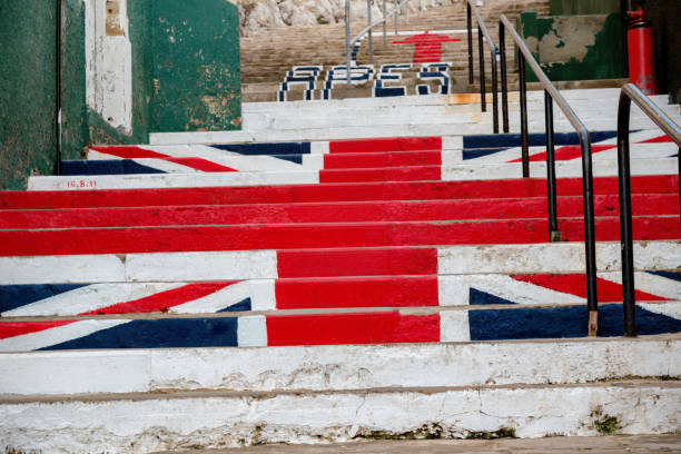 schritte gemalt mit dem union jack in gibraltar - elizabeth ii queen nobility british flag stock-fotos und bilder