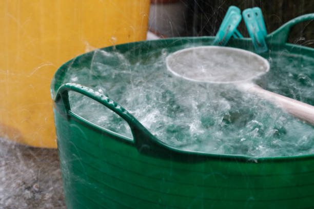 starker regen und spritzwasser in den korb - washtub stock-fotos und bilder
