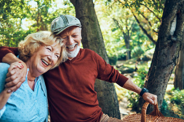 szczęśliwa starsza para ciesząc się ich dzień w przyrodzie - hiking senior adult couple heterosexual couple zdjęcia i obrazy z banku zdjęć