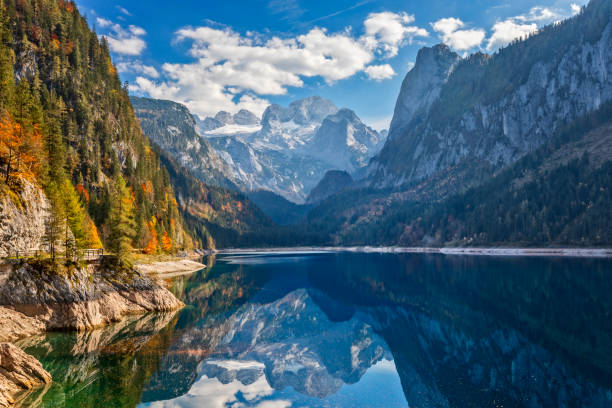 ゴーザウ湖ダッハシュタイン山の牧歌的なカラフルな紅�葉の眺め - european alps austria autumn colors ストックフォトと画像