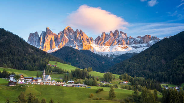 der idyllische santa maddalena in val di funes, südtirol - tirol village european alps austria stock-fotos und bilder