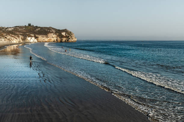 bela praia de areia, cliff e oceano, avila beach, pacific coast highway, califórnia - route 1 pacific ocean beach cliff - fotografias e filmes do acervo