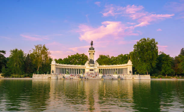 istock Sunset in the Retiro Lake 1058873982
