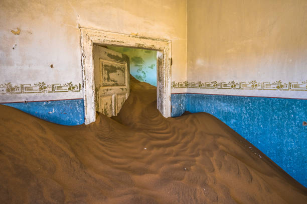 abandonado cidade fantasma de kolmanskop na namíbia - luderitz city - fotografias e filmes do acervo