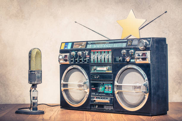 レトロな古いラジカセ ステレオ ラジオ カセット テープ レコーダー ラジカセから 1980 年代頃、大規模なスタジオ マイクとゴールデン スター フロント コンクリート壁背景。ビンテージ insta - 1980s style hip hop rap 1990s style ストックフォトと画像