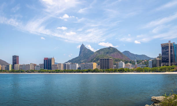 botafogo skyline mit corcovado berg auf hintergrund - rio de janeiro, brasilien - christ the redeemer rio de janeiro city urban scene stock-fotos und bilder