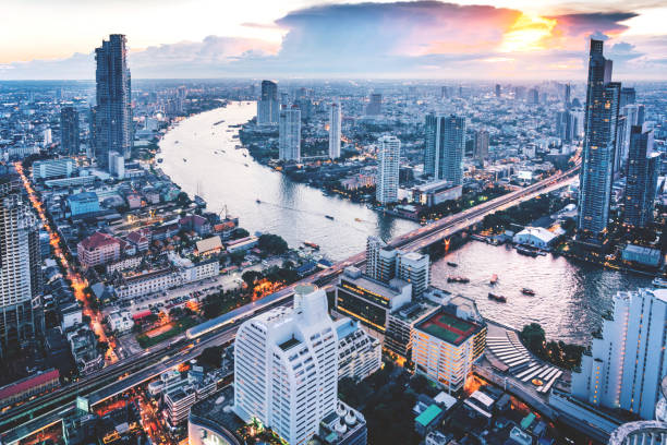 widok z lotu ptaka na bangkok, tajlandia - bangkok night thailand traffic zdjęcia i obrazy z banku zdjęć