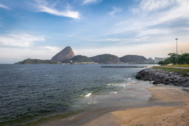 plage de la marina da gloria et pain de sucre montagne sur fond - rio de janeiro, brésil - rio de janeiro brazil sugarloaf mountain marina photos et images de collection