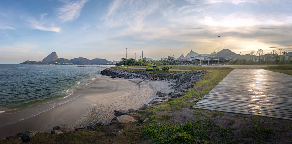 Vista panorámica del horizonte de la playa de Marina da Gloria con Corcovado y Pão de Açúcar en el fondo - Rio de Janeiro, Brasil photo