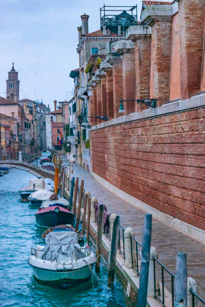 scena del piccolo canale, venezia, italia - photography urban scene venice italy veneto foto e immagini stock
