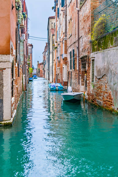 scena del piccolo canale, venezia, italia - photography urban scene venice italy veneto foto e immagini stock