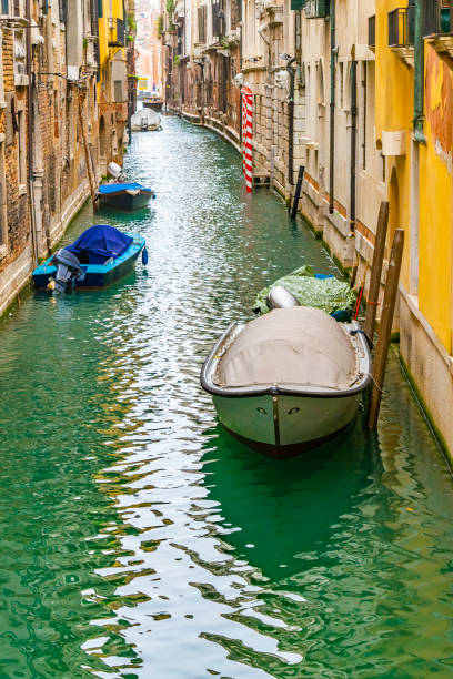 scena del piccolo canale, venezia, italia - photography urban scene venice italy veneto foto e immagini stock