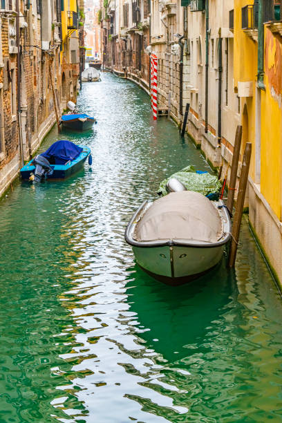 small channel scene, wenecja, włochy - photography urban scene venice italy veneto zdjęcia i obrazy z banku zdjęć