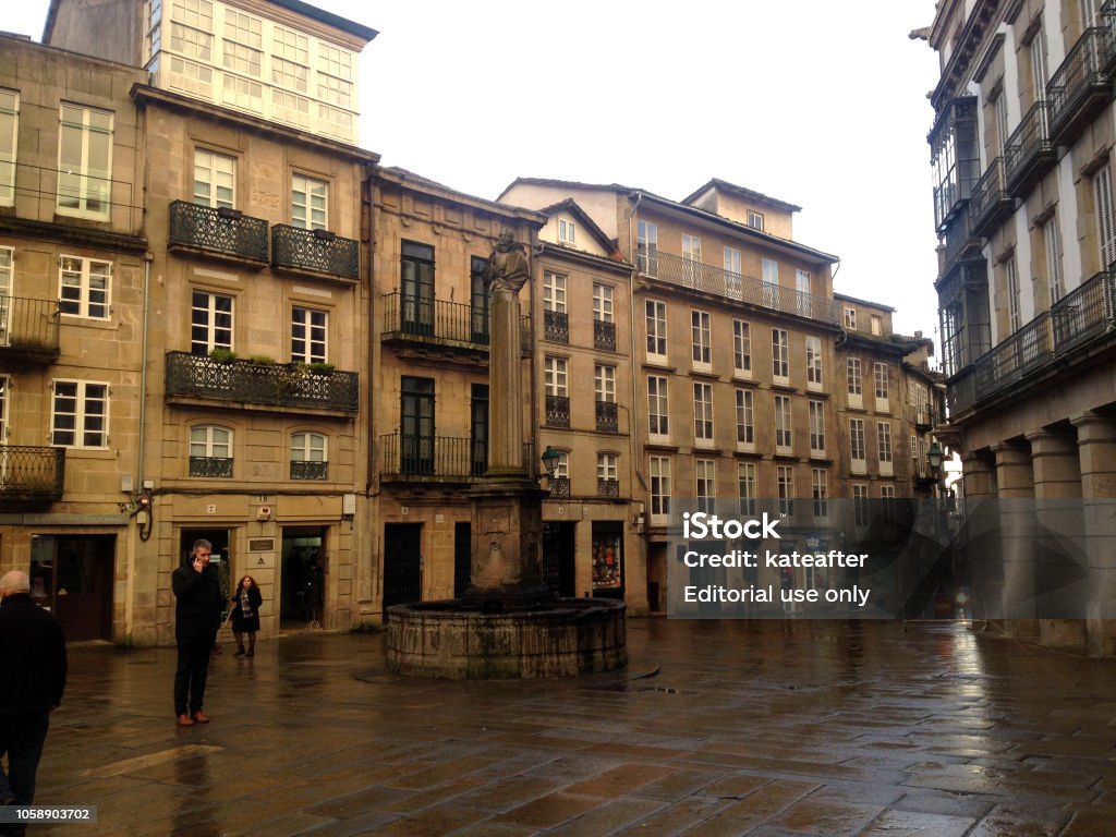 同じ名前の広場にミゲル デ セルバンテス サアベドラ像プラザ デ セルバンテスサンティアゴ デ コンポステーラガリシアスペイン カラー画像