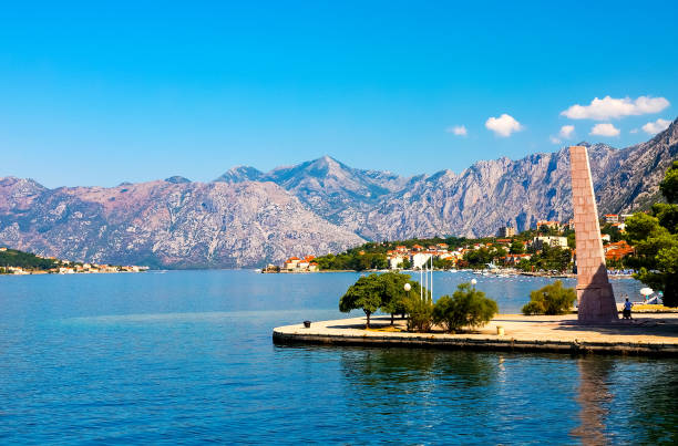 incroyable paysage lumineux. vue des montagnes boisées verts et mer bleue, ciel bleu et nuages blancs. la baie de boka kotorska, monténégro - reflection tranquil scene photography blue photos et images de collection