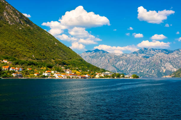 incroyable paysage lumineux. vue des montagnes boisées verts et mer bleue, ciel bleu et nuages blancs. la baie de boka kotorska, monténégro - reflection tranquil scene photography blue photos et images de collection