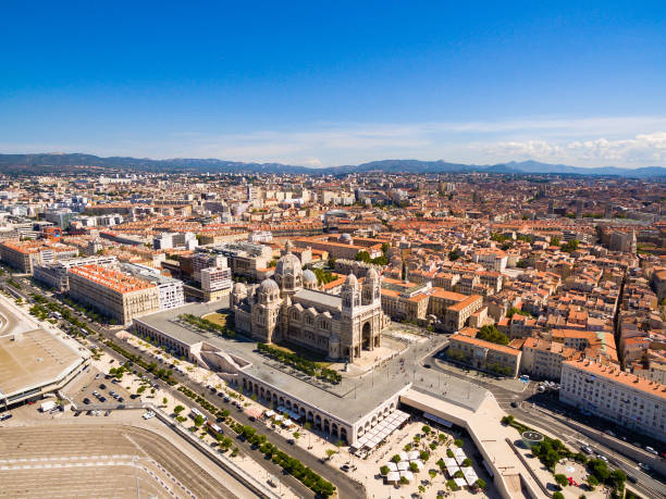 luftaufnahme der kathedrale sainte-marie-majeure de marseille oder notre dame de la großen in der nähe des vieux port in marseille, frankreich - marseille notre dame de la garde tower cathedral stock-fotos und bilder