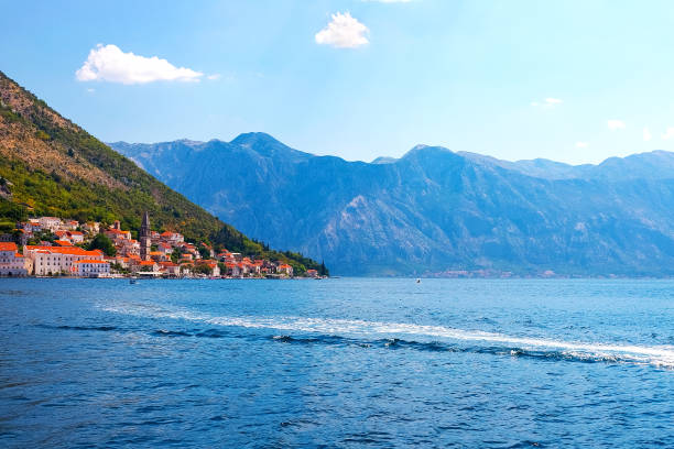 incroyable paysage lumineux. vue des montagnes boisées verts et mer bleue, ciel bleu et nuages blancs. la baie de boka kotorska, monténégro - reflection tranquil scene photography blue photos et images de collection