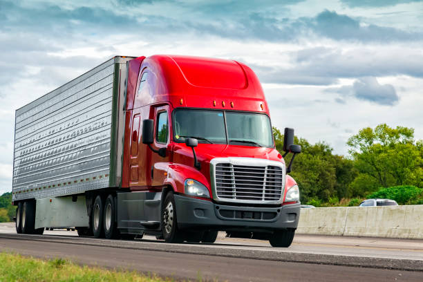 red truck on interstate highway - two way traffic imagens e fotografias de stock