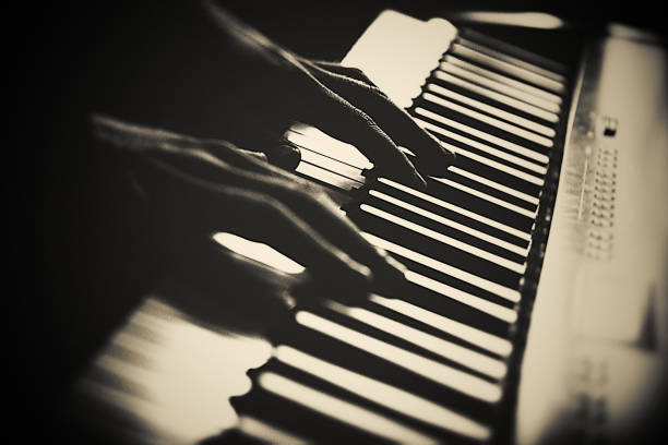 fliegende hände - piano keyboard instrument one person piano key stock-fotos und bilder