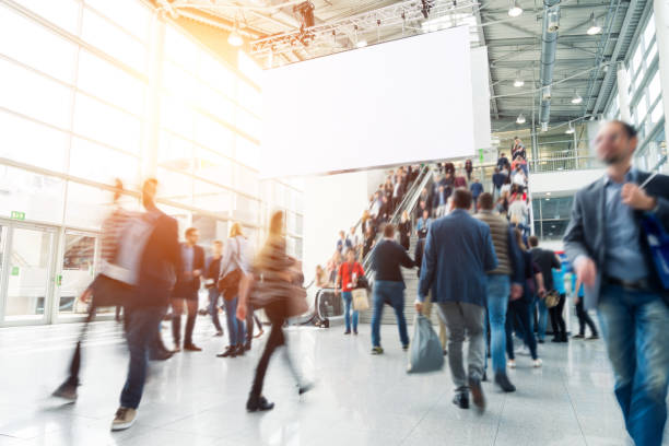 gente de negocios borrosa - feria comercial fotografías e imágenes de stock