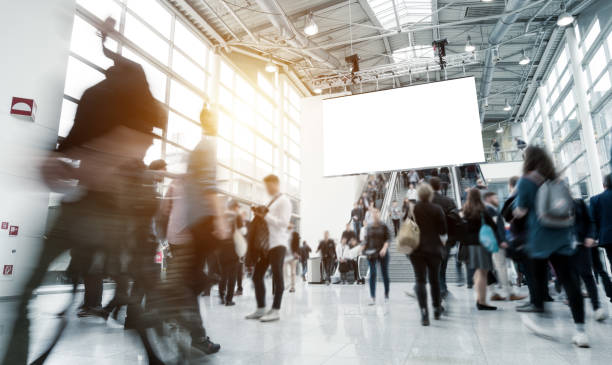 blurred business people - tradeshow imagens e fotografias de stock