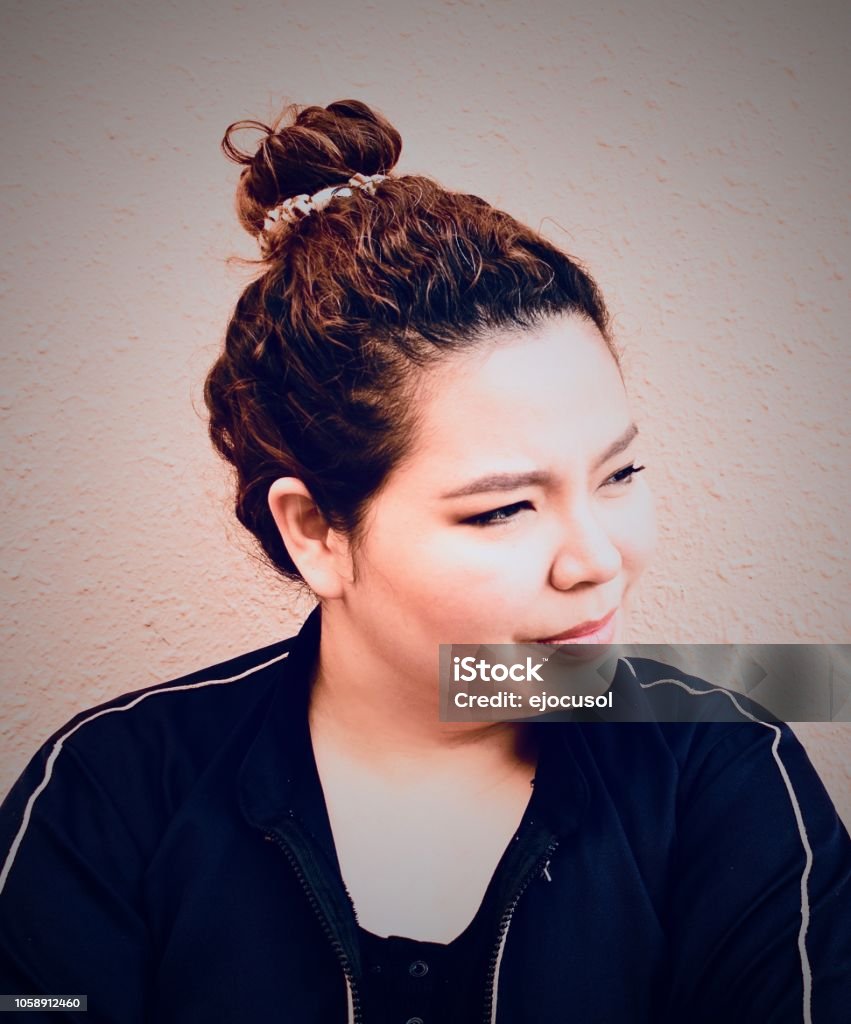 Người Phụ Nữ Xinh Đẹp Với Mái Tóc Xoăn Trong Một Mái Tóc Đuôi Ngựa ...