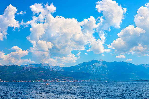 niesamowity jasny pejzaż morski. widok na zielone zalesione góry i błękitne morze, błękitne niebo i białe chmury. zatoka boka kotorska, czarnogóra - backdrop horizontal reflection day zdjęcia i obrazy z banku zdjęć