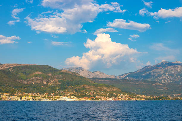 incroyable paysage lumineux. vue des montagnes boisées verts et mer bleue, ciel bleu et nuages blancs. la baie de boka kotorska, monténégro - reflection tranquil scene photography blue photos et images de collection