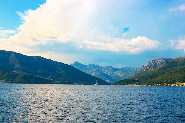 incroyable paysage lumineux. vue des montagnes boisées verts et mer bleue, ciel bleu et nuages blancs. la baie de boka kotorska, monténégro - reflection tranquil scene photography blue photos et images de collection