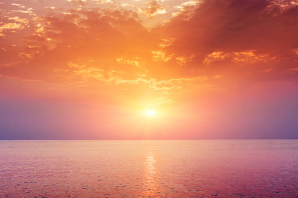 paesaggio al tramonto sul mare - beach sunset sea sunrise foto e immagini stock