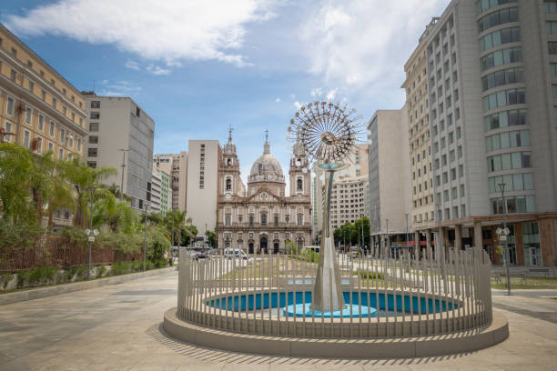 candelaria kirche und olympic scheiterhaufen skulptur - rio de janeiro, brasilien - olympic torch stock-fotos und bilder