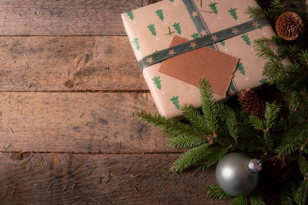 크리스마스 나무 가지 그리고 테이블에 선물 - unwritten 뉴스 사진 이미지