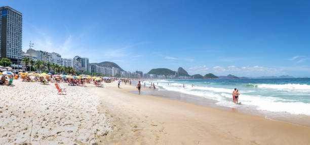 vista panorâmica da praia de copacabana com pão de açúcar no fundo - rio de janeiro, brasil - clear sky rio de janeiro brazil guanabara bay - fotografias e filmes do acervo