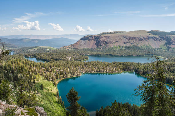 com vista para o lago mamie, mary e george com twin lakes na distância, mammoth lakes, califórnia - mammoth - fotografias e filmes do acervo