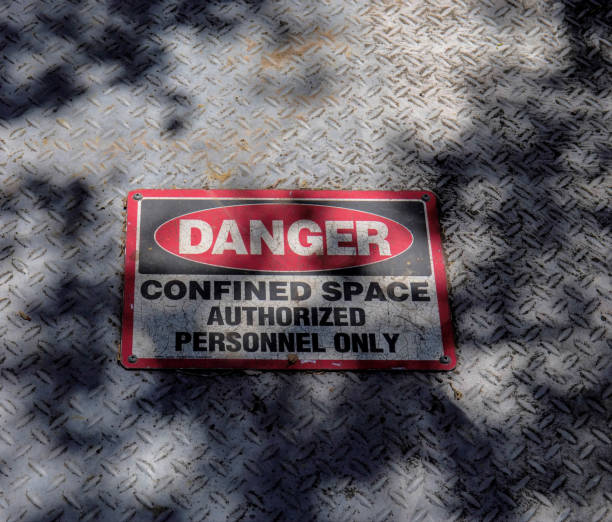 segnale di pericolo. - confined space safety danger sign foto e immagini stock