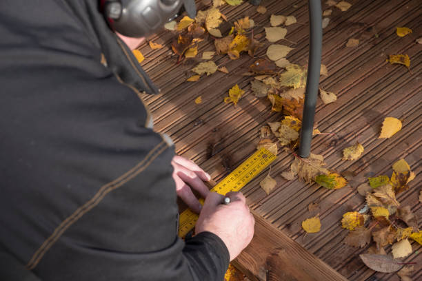 trabajo de construcción, un carpintero marca el piso de pinotea. - herramienta triangular fotografías e imágenes de stock