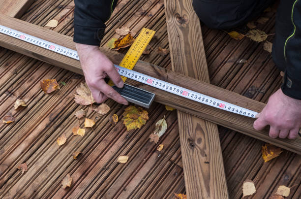 trabajo de construcción, un carpintero marca el piso de pinotea. - herramienta triangular fotografías e imágenes de stock