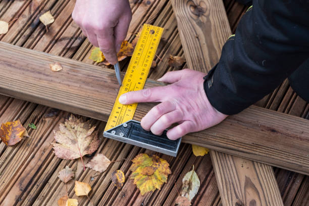 trabajo de construcción, un carpintero marca el piso de pinotea. - herramienta triangular fotografías e imágenes de stock