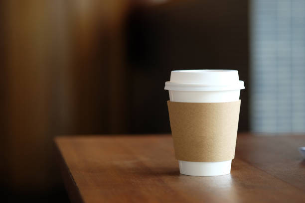 ブラウンのコーヒーの紙コップ。 - disposable cup ストックフォトと画像