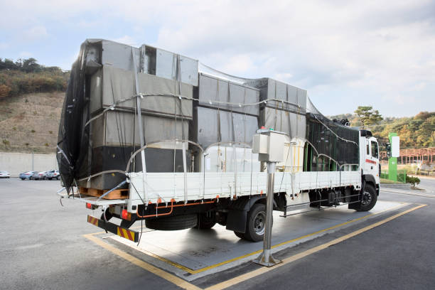 camion conteneur sur échelle - mass storage photos et images de collection