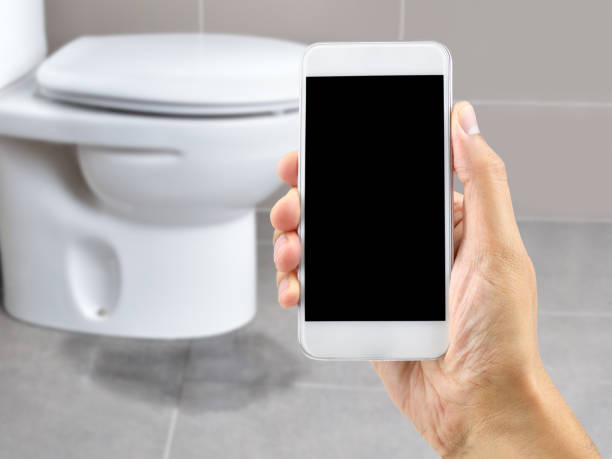 建設の問題があります。 - mobile phone smart phone toilet water ストックフォトと画像