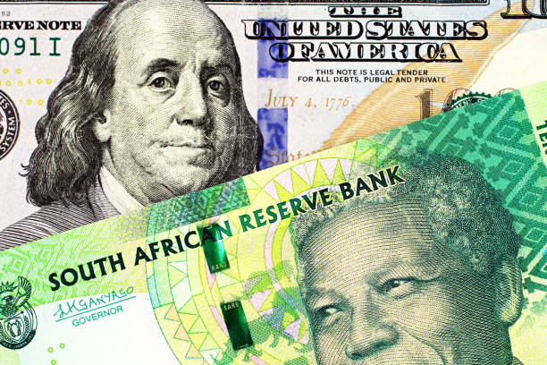 une note de la banque de rand sud-africain dix avec un billet de cent dollars américain - ten rand note photos et images de collection
