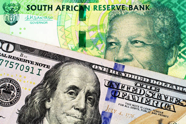 アメリカの 100 ドル札で南アフリカ共和国 10 ランド銀行注 - ten rand note ストックフォトと画像