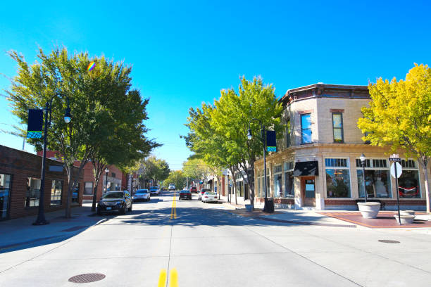 lees summit missouri centro storico - segnale che indica il centro foto e immagini stock